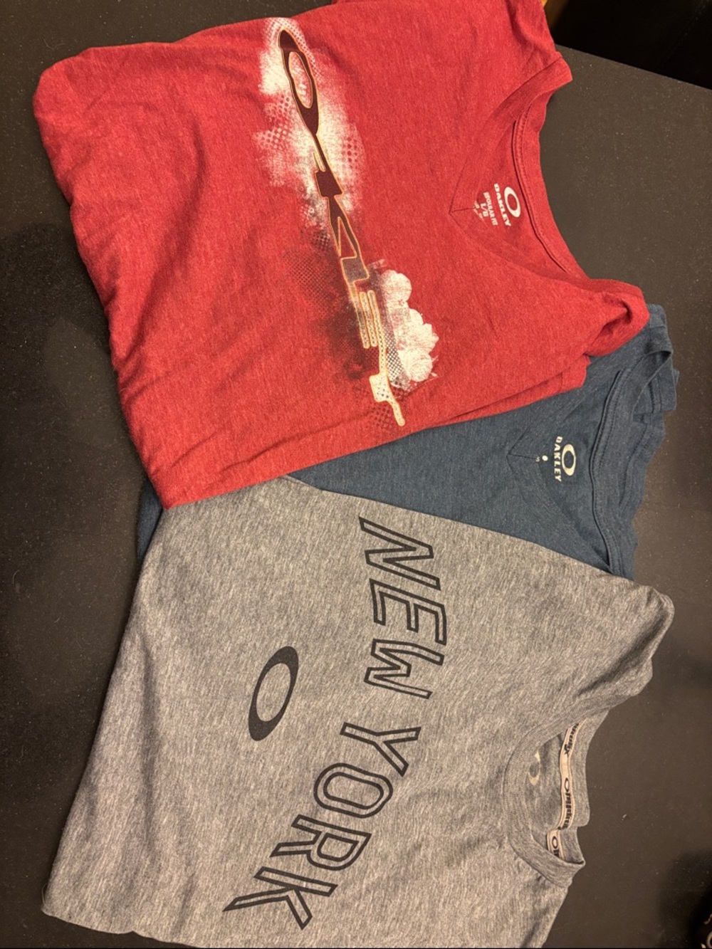 Oakley mens Multi-Color Graphic Tee Bundle - Red, Blue, Gray